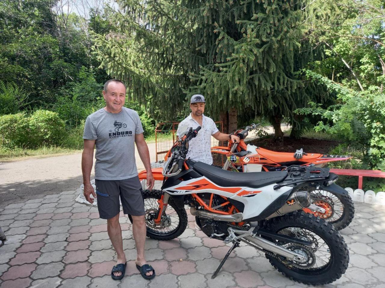 Otel Issyk-Kul Karakol Buitenkant foto